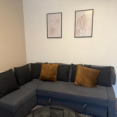 Home Sweet Home In Rg1 With Free Parking 雷丁 外观 照片