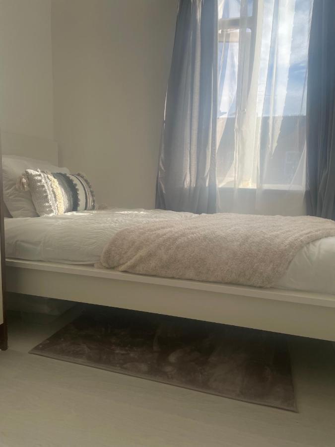 Home Sweet Home In Rg1 With Free Parking 雷丁 外观 照片